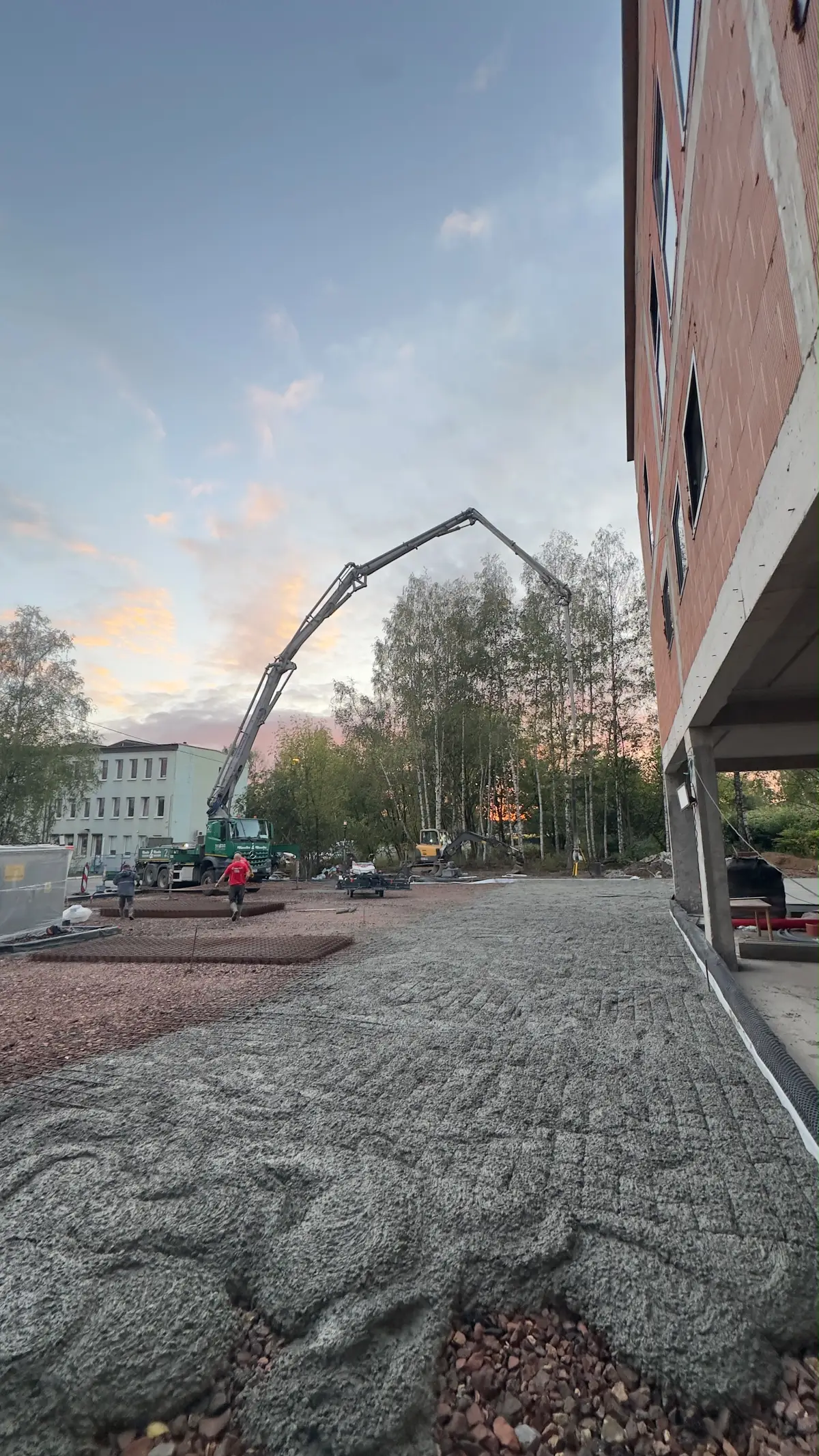 Nawierzchnia betonowa w Sosnowcu – zbrojenie rozproszone w świeżym betonie